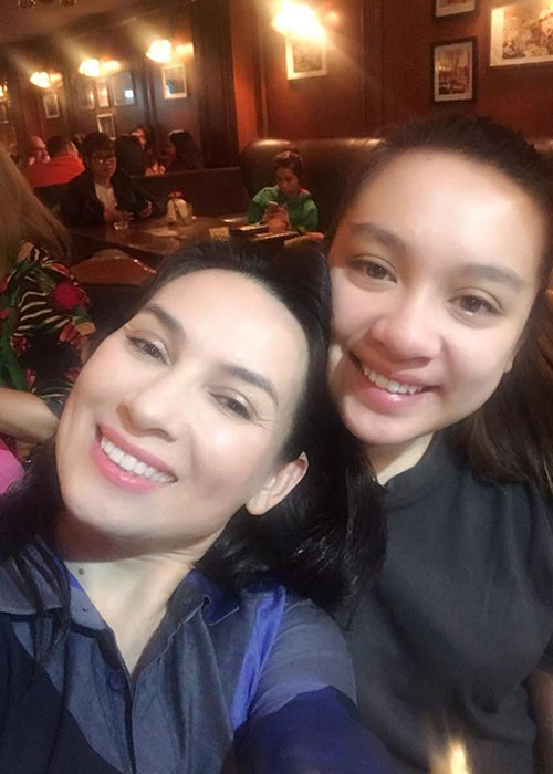 Phi Nhung hạnh phúc khoe ảnh cùng con gái Wendy đón Giáng sinh 2017.