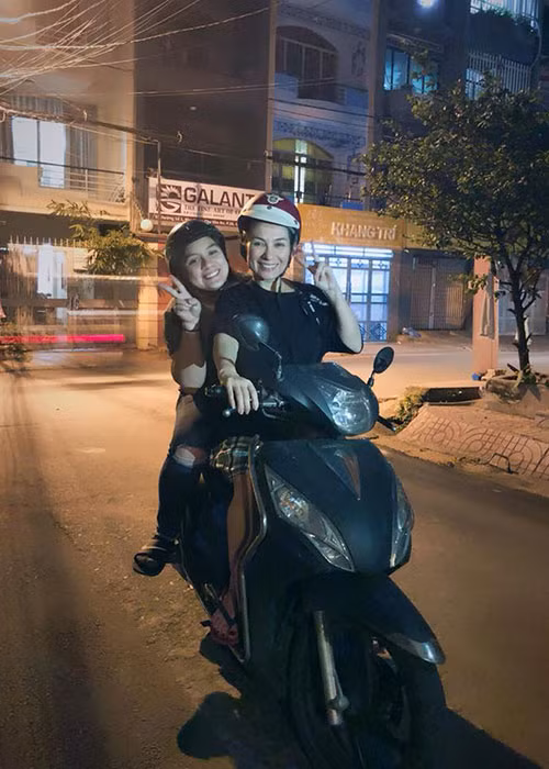 Giáng sinh 2017, con gái ruột của Phi Nhung lần đầu được về Việt Nam.