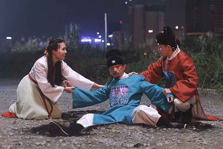 Giống Trạng Quỳnh, “Táo quậy” cũng khai thác hài dân gian. Phim kể về Táo quậy - vị thần cai quản bếp ở nhà của cậu thiếu gia ham chơi tên Minh. Ảnh: Vietnammoi