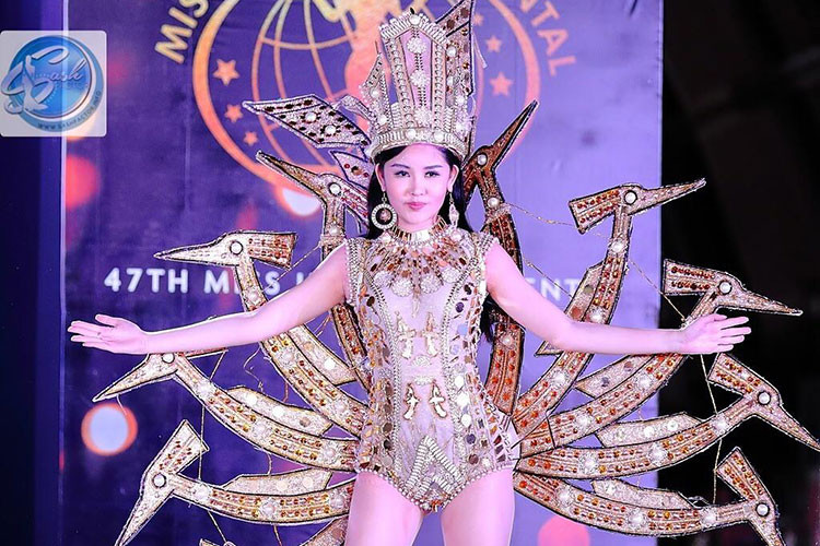 Cho rằng thi hoa hậu quốc tế là trách nhiệm của mình, Ngân Anh không ngại việc sẽ đối mặt với án phạt thi chui khi về nước. Trước Ngân Anh, không ít người đẹp Việt cũng bất chấp vượt rào thi chui. Ảnh: Sash Factor