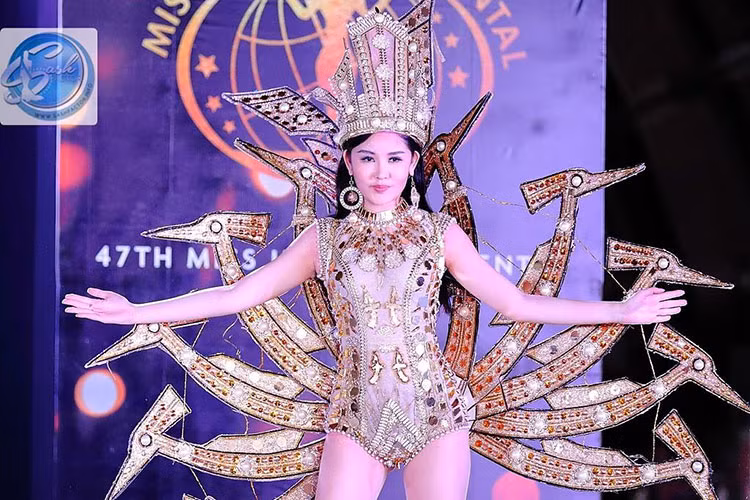 Cho rằng thi hoa hậu quốc tế là trách nhiệm của mình, Ngân Anh không ngại việc sẽ đối mặt với án phạt thi chui khi về nước. Trước Ngân Anh, không ít người đẹp Việt cũng bất chấp vượt rào thi chui. Ảnh: Sash Factor