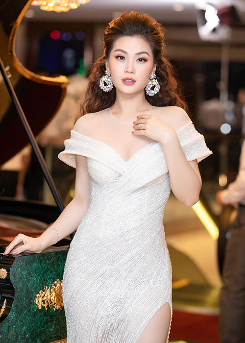 Sau khi giành danh hiệu Á hậu 2 Hoa hậu Việt Nam 2014, Diễm Trang nhận lời đề nghị đại diện Việt Nam tại Hoa hậu Hoàn vũ Thế giới 2015. Thế nhưng, cô khước từ lời mời với lý do muốn tĩnh dưỡng sau cuộc thi cũng như thời gian chuẩn bị quá gấp rút. Ảnh: FBNV