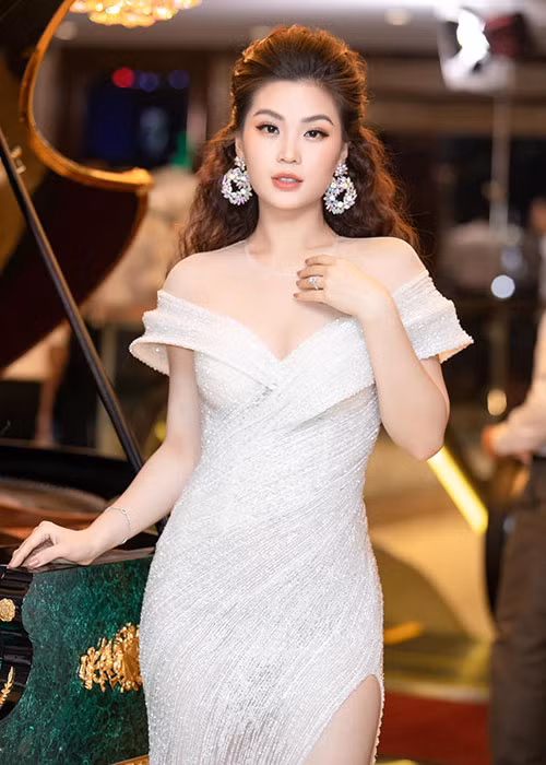 Sau khi giành danh hiệu Á hậu 2 Hoa hậu Việt Nam 2014, Diễm Trang nhận lời đề nghị đại diện Việt Nam tại Hoa hậu Hoàn vũ Thế giới 2015. Thế nhưng, cô khước từ lời mời với lý do muốn tĩnh dưỡng sau cuộc thi cũng như thời gian chuẩn bị quá gấp rút. Ảnh: FBNV