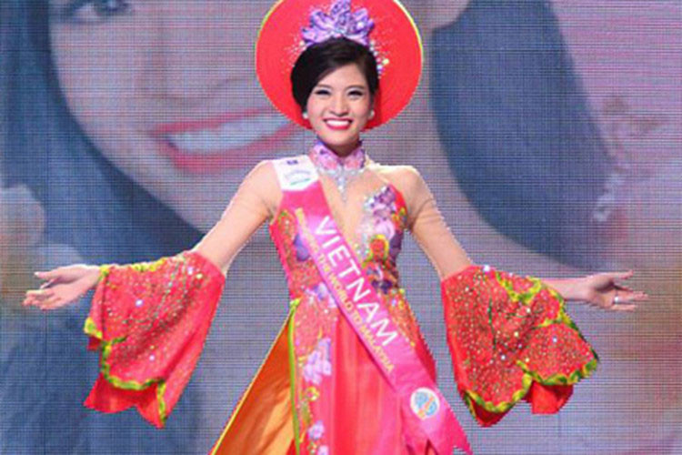 Dường như án phạt hành chính không đủ sức răn đe đối với người đẹp Việt nên Phan Hoàng Thu không cần được cấp phép đã liều lĩnh tham gia cuộc thi Hoa hậu Du lịch Quốc tế 2013 và chấp nhận việc xử phạt hành chính 15 triệu đồng. Ảnh: Người lao động