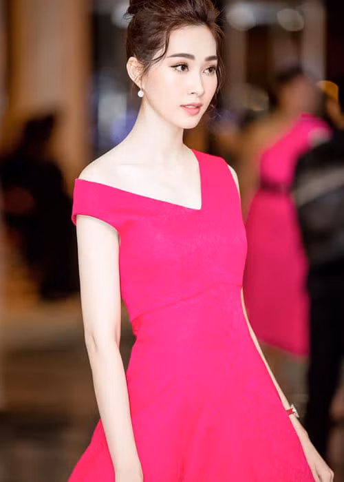 Lê Âu Ngân Anh bất chấp thi chui trong khi đó Đặng Thu Thảo lại chẳng mặn mà với đấu trường nhan sắc quốc tế. Năm 2013 và 2014, cô từ chối tham gia Hoa hậu Thế giới vì nhiều lý do như chưa chuẩn bị tinh thần hay muốn ưu tiên việc học. Ảnh: FBNV