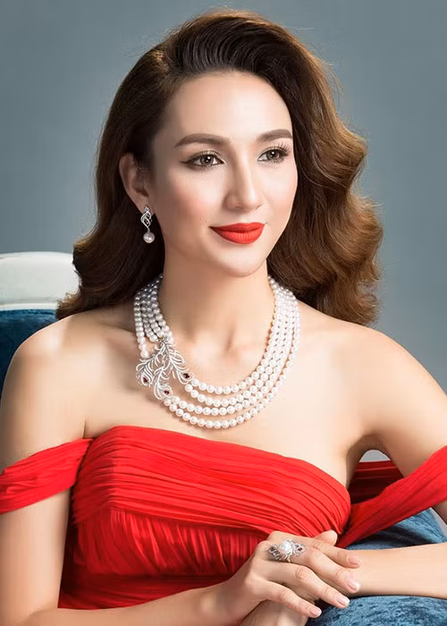 Hoa hậu Du lịch Việt Nam 2008 Ngọc Diễm từng đại diện Việt Nam thi Hoa hậu Du lịch Quốc tế 2008. Tuy nhiên, năm 2009, cô lại từ chối tham gia Hoa hậu Hoàn vũ Thế giới và Hoa hậu Thế giới để tập trung cho việc học. Ảnh: FBNV