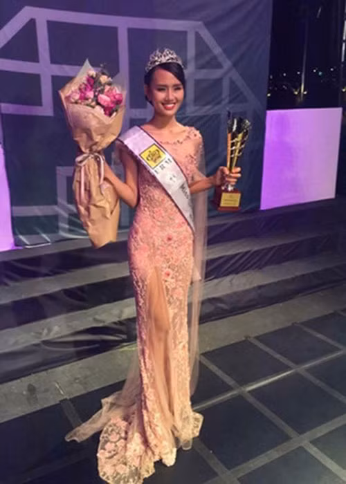 Dư luận cũng từng ngán ngẩm khi Lâm Thùy Anh thi chui Hoa hậu Sắc đẹp Hoàn cầu 2015. Được biết, danh hiệu Á hậu 4 của người đẹp không được công nhận trong nước. Ngoài ra, Thùy Anh còn bị phạt 22,5 triệu đồng. Ảnh: Người đưa tin