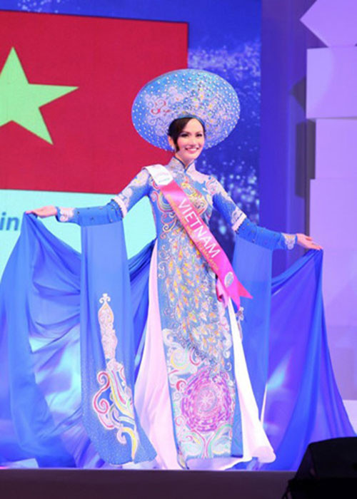 Người mẫu Nguyễn Diệu Linh cũng từng nhận án phạt 22,5 triệu đồng vì thi chui Hoa hậu Du lịch Quốc tế 2014. Theo Diệu Linh, do nhận lời mời ban tổ chức quá gấp nên không kịp làm thủ tục xin phép Cục Nghệ thuật Biểu diễn. Ảnh: Zing