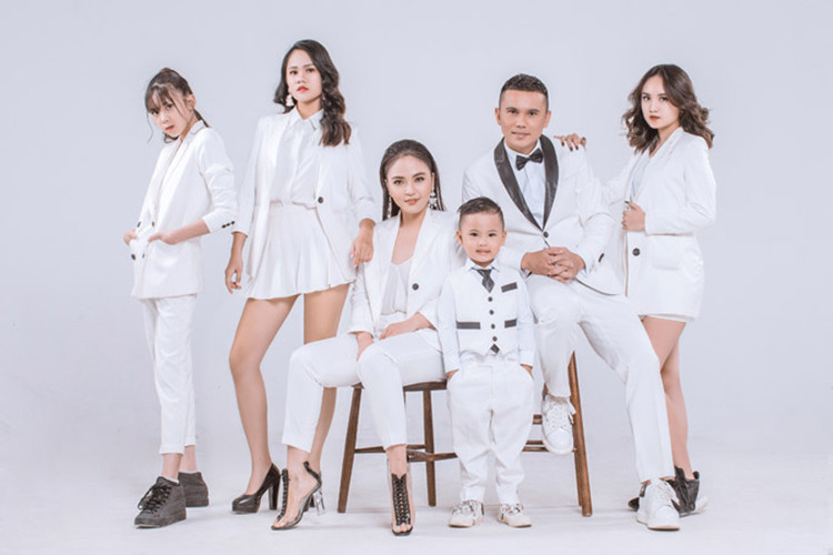 Sau sóng gió hôn nhân, Tú Dưa cuối cùng cũng tìm được bến đỗ đích thực. Ảnh: Vietnamnet