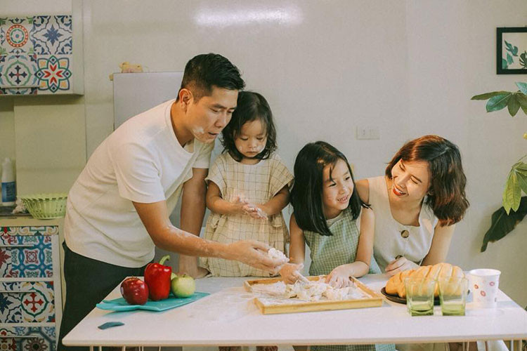 Lưu Hương Giang sinh hai cô con gái cho nhạc sĩ Hồ Hoài Anh. Được biết, vợ chồng nữ ca sĩ làm đám cưới vào năm 2009 sau 4 năm hẹn hò. Ảnh: FBNV