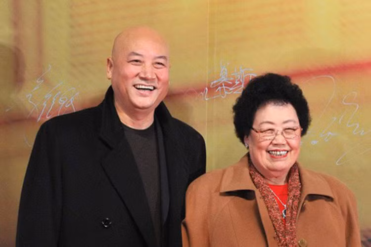 Gần 30 năm bên nhau, đôi vợ già chồng trẻ chưa một lần to tiếng. Theo thông tin, khối tài sản của bà Trần Lệ Hoa phần lớn để lại cho Trì Trọng Thụy. Ảnh: Vietnamnet