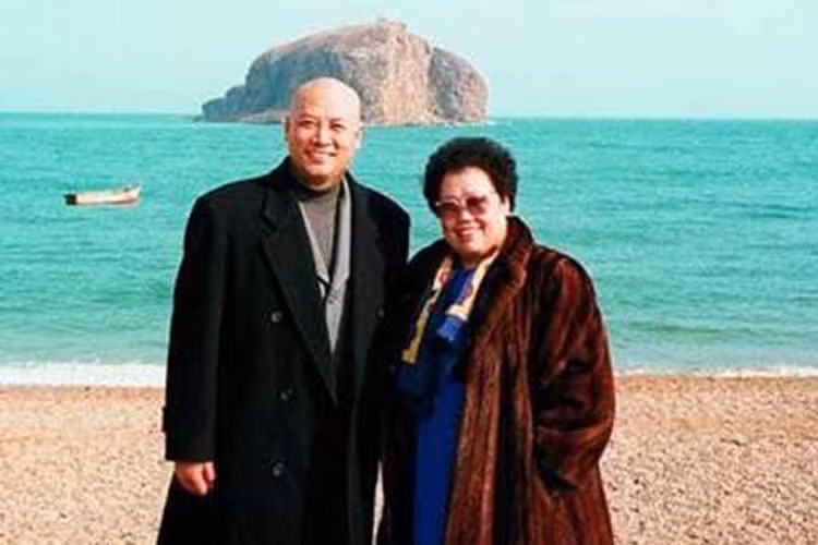 Trì Trọng Thụy - người đóng Đường Tăng trong phim "Tây Du Ký" phiên bản 1986 cũng lấy vợ đại gia - tỷ phú Trần Lệ Hoa. Ảnh: VTC