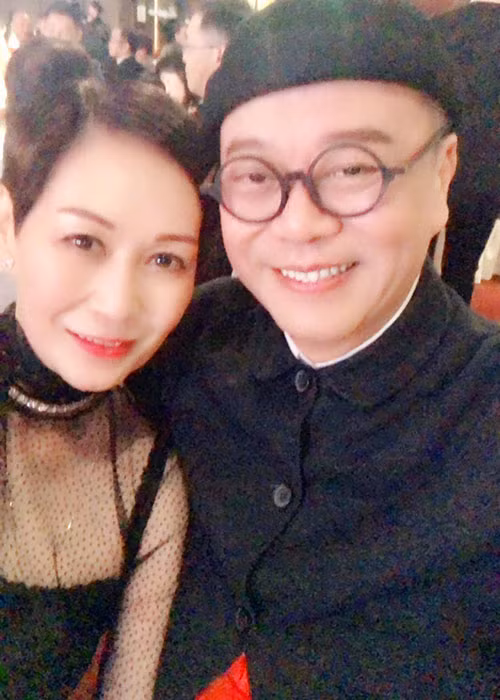 Hôn nhân Âu Dương Chấn Hoa và vợ Phó Khiết Nhàn đến nay không mụn con cái nhưng tình yêu của cặp đôi này vẫn son sắt. Ảnh: Weibo