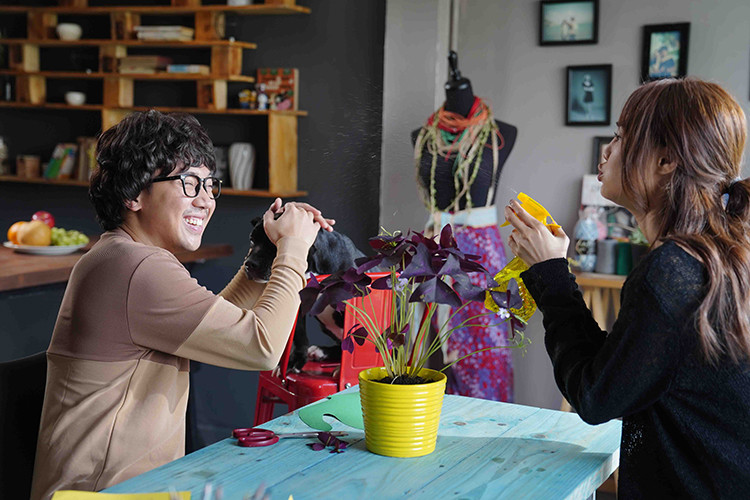 Trong khi Trấn Thành theo đuổi lối diễn hài hước, Lan Ngọc mang lối diễn điện ảnh bài bản chắc chắn.