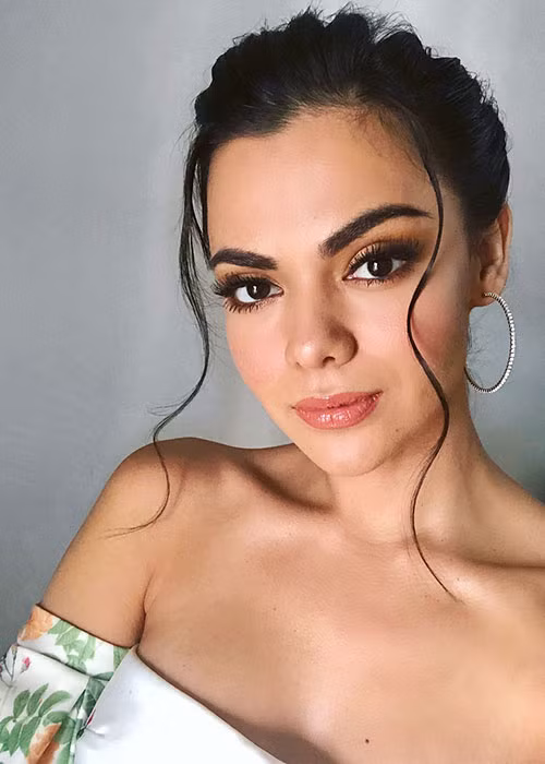 Karen có sở thích đi du lịch, đọc sách, bơi, leo núi.