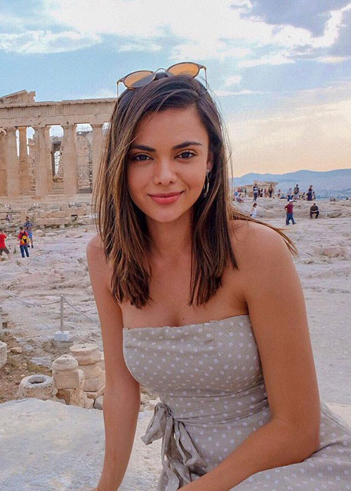 Ở đời thường, tân Hoa hậu trẻ trung, gợi cảm.