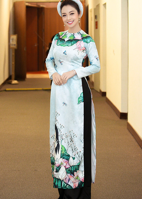 Đảm nhận vai trò dẫn dắt chương trình, Jennifer Phạm chọn trang phục áo dài.