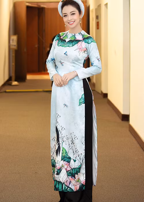 Đảm nhận vai trò dẫn dắt chương trình, Jennifer Phạm chọn trang phục áo dài.