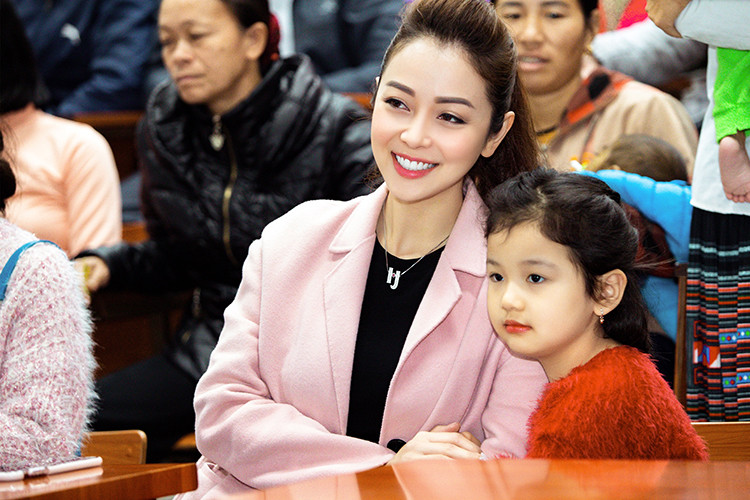 Trước khi dẫn dắt chương trình vào tối ngày 27/1, buổi sáng cùng ngày, Jennifer Phạm đưa con gái đi trao quà tại Viện nhi trung ương Hà Nội.