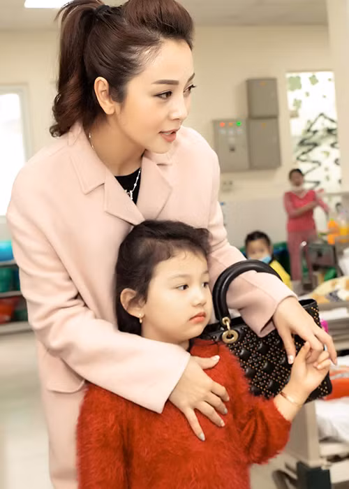 Ngoài bé Na, Jennifer Phạm và ông xã Đức Hải còn có một cậu con trai chung tên thân mật là bé Nu.