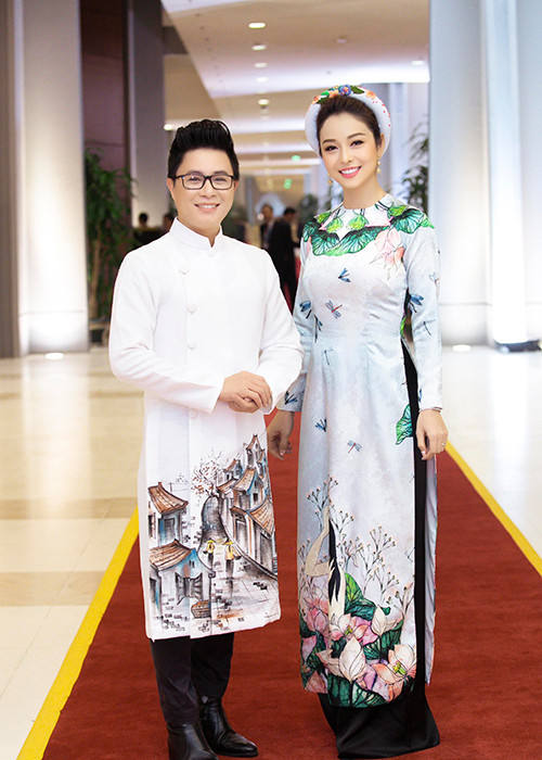 Bà mẹ ba con làm MC cùng với đồng nghiệp Lê Anh.