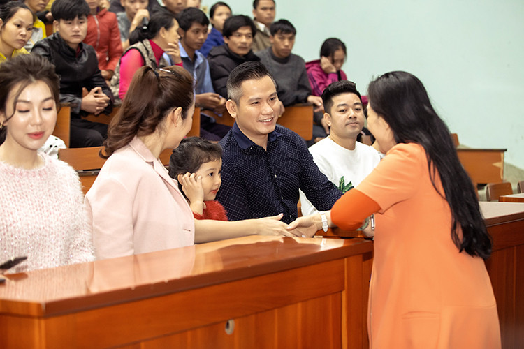 Ông xã của Jennifer Phạm tháp tùng vợ và con gái đi trao quà.