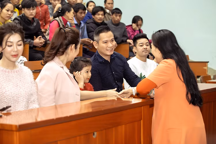 Ông xã của Jennifer Phạm tháp tùng vợ và con gái đi trao quà.