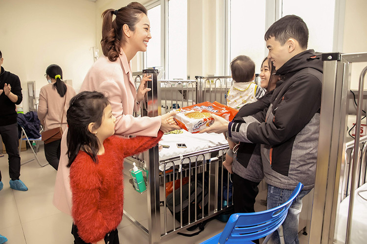Jennifer Phạm cùng con gái tự tay trao quà cho các bệnh nhi.