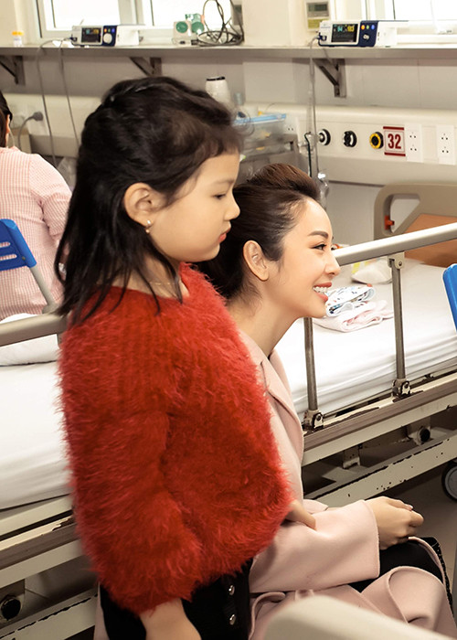 Bé Na nay đã lớn phổng phao và thừa hưởng những nét đẹp của mẹ.