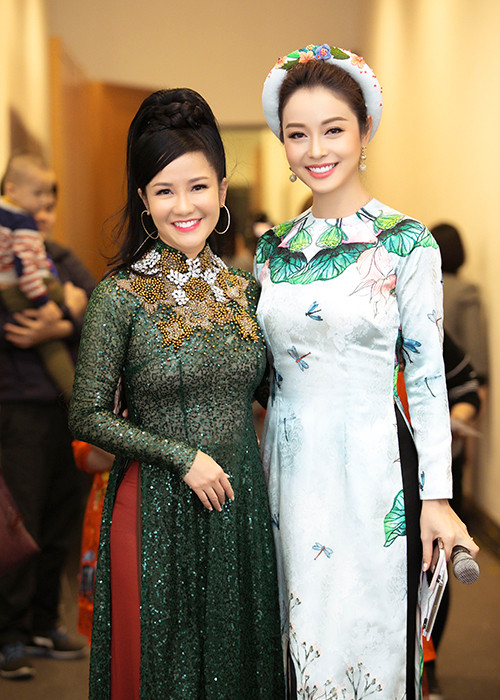 Tại sự kiện, Jennifer Phạm còn hội ngộ diva Hồng Nhung.