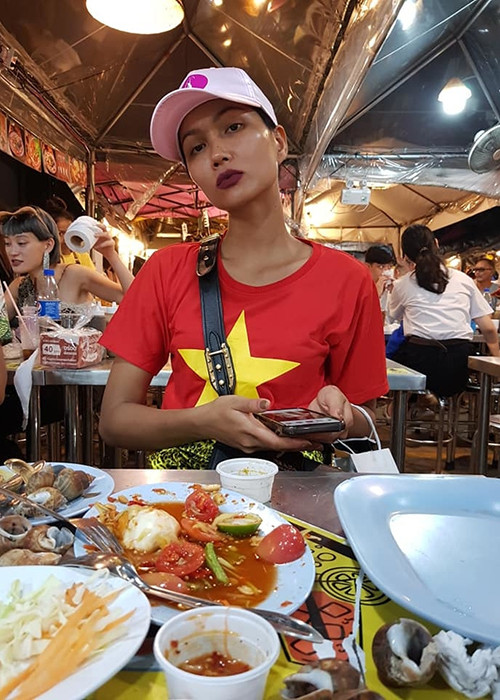 H'hen Niê cũng rất nghiện món ớt. Hồi Tết Nguyên Đán năm ngoái, vì ăn nhiều món cay nên cô bị đau bụng dữ dội. May mắn, sức khỏe của H'hen Niê không bị ảnh hưởng. Ảnh: Vietnamnet