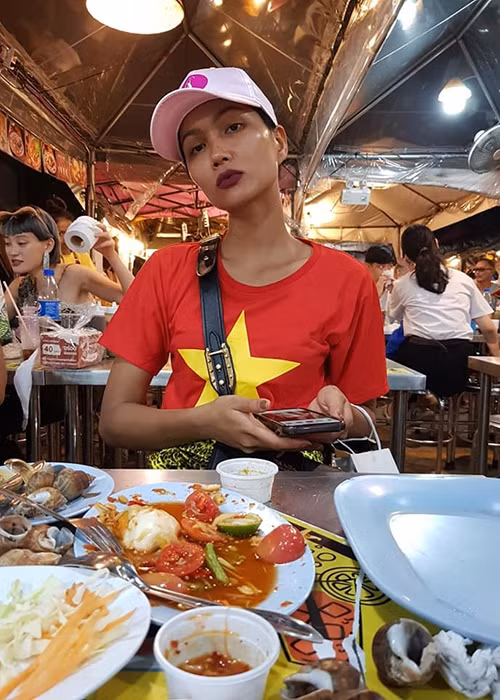 H'hen Niê cũng rất nghiện món ớt. Hồi Tết Nguyên Đán năm ngoái, vì ăn nhiều món cay nên cô bị đau bụng dữ dội. May mắn, sức khỏe của H'hen Niê không bị ảnh hưởng. Ảnh: Vietnamnet