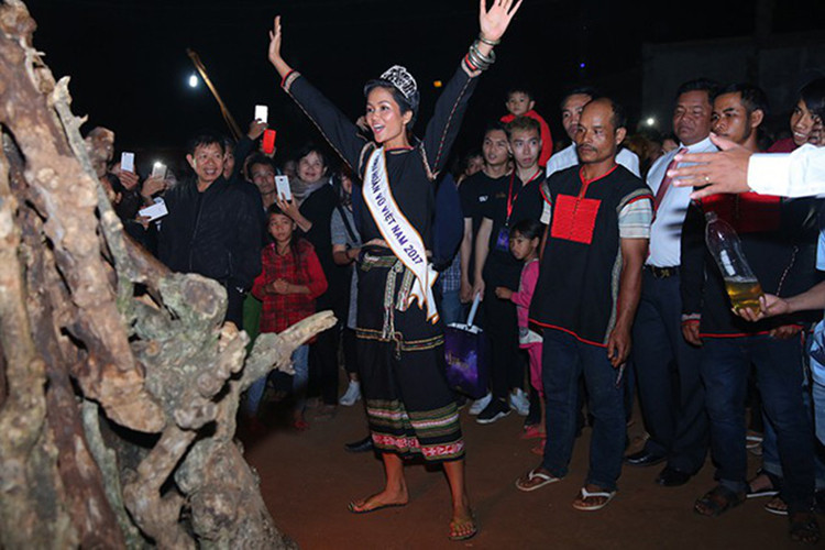 Hình ảnh chân dài 9x đi dép lào nhảy múa ở quê hương. Ảnh: Saostar