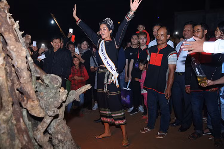 Hình ảnh chân dài 9x đi dép lào nhảy múa ở quê hương. Ảnh: Saostar