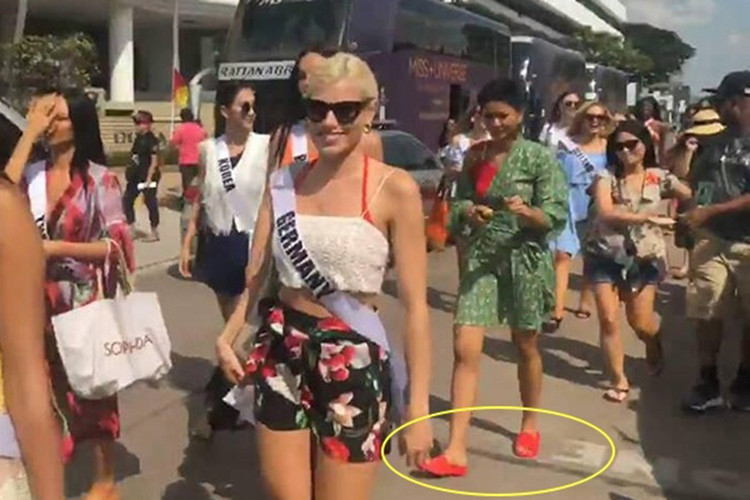 H'hen Niê thậm chí mang đôi dép tổ ong yêu thích trong hành trình tham gia Hoa hậu Hoàn vũ Thế giới 2018. Ảnh: Em Đẹp