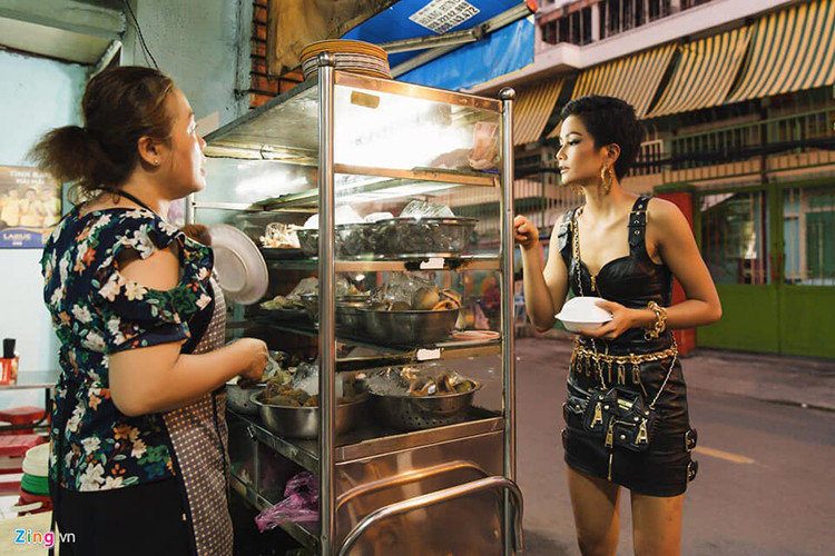 Người đẹp dân tộc Ê-Đê cũng thích các món ăn đường phố. Ảnh: Zing