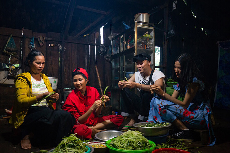 Nàng hoa hậu sinh năm 1992 tỏ ra khá thành thục trong việc sơ chế cà đắng. Ảnh: Thế giới tiếp thị