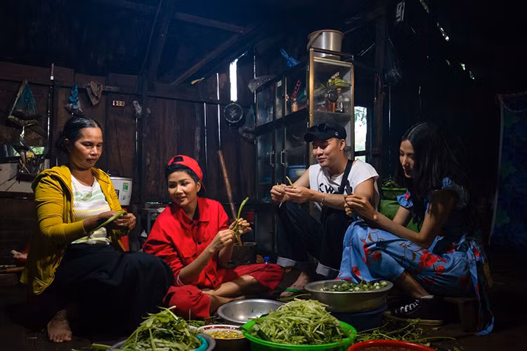 Nàng hoa hậu sinh năm 1992 tỏ ra khá thành thục trong việc sơ chế cà đắng. Ảnh: Thế giới tiếp thị