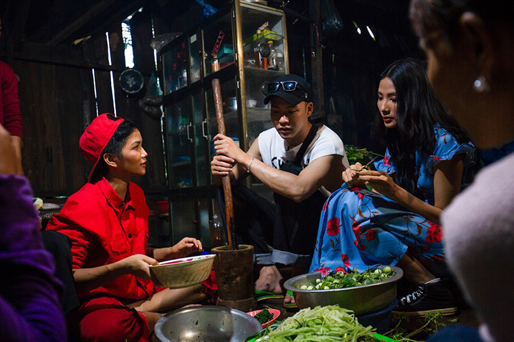 Sau khi đăng quang Hoa hậu Hoàn vũ Việt Nam 2017, H'hen Niê vẫn yêu thích món cà đắng. Ảnh: Thế giới tiếp thị