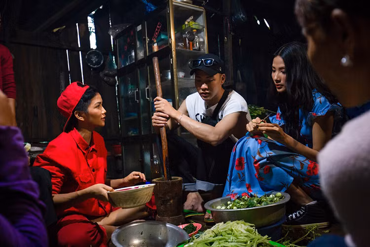 Sau khi đăng quang Hoa hậu Hoàn vũ Việt Nam 2017, H'hen Niê vẫn yêu thích món cà đắng. Ảnh: Thế giới tiếp thị