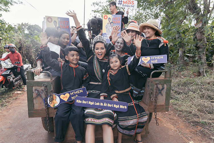 Về quê, H'hen Niê không ngần ngại ngồi trên xe công nông. Ảnh: FBNV