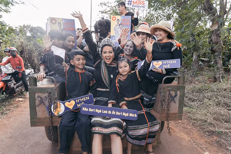 Về quê, H'hen Niê không ngần ngại ngồi trên xe công nông. Ảnh: FBNV