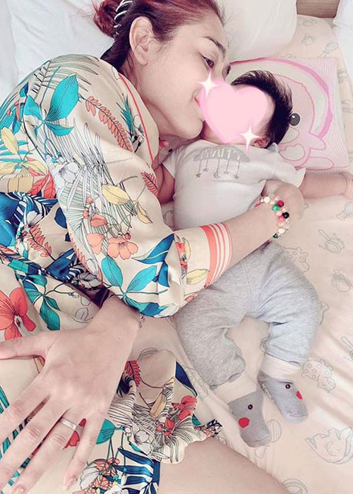 Mới đây, đúng ngày kỷ niệm 1 năm lấy chồng, Lâm Khánh Chi khoe hình ảnh con trai đầu lòng. Fan chúc mừng nữ ca sĩ chuyển giới cuối cùng đã có tổ ấm viên mãn. Ảnh: FBNV