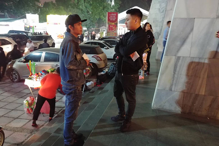 Ngoài ra, trước giờ quay hình, bên ngoài sảnh Cung văn hóa hữu nghị Việt - Xô, các cò vé tập trung và mời chào khán giả. Được biết, Táo quân vốn là chương trình không bán vé. Ảnh: Dân Việt