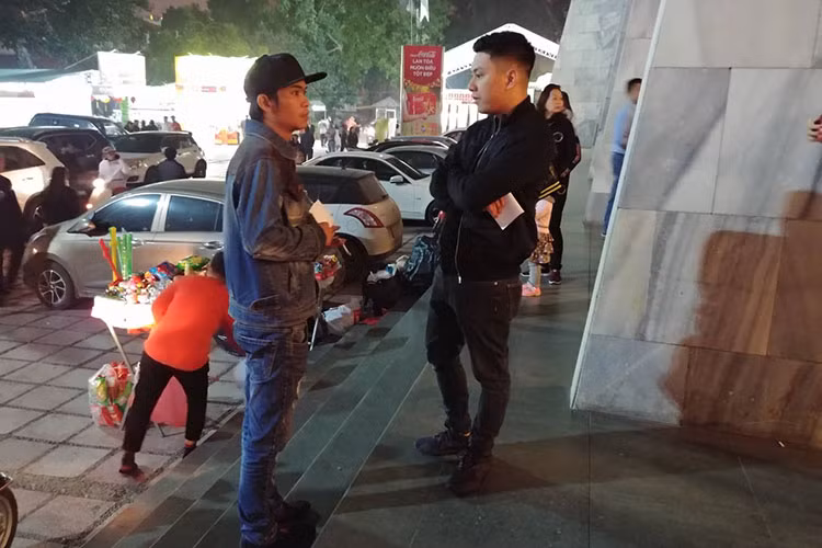 Ngoài ra, trước giờ quay hình, bên ngoài sảnh Cung văn hóa hữu nghị Việt - Xô, các cò vé tập trung và mời chào khán giả. Được biết, Táo quân vốn là chương trình không bán vé. Ảnh: Dân Việt