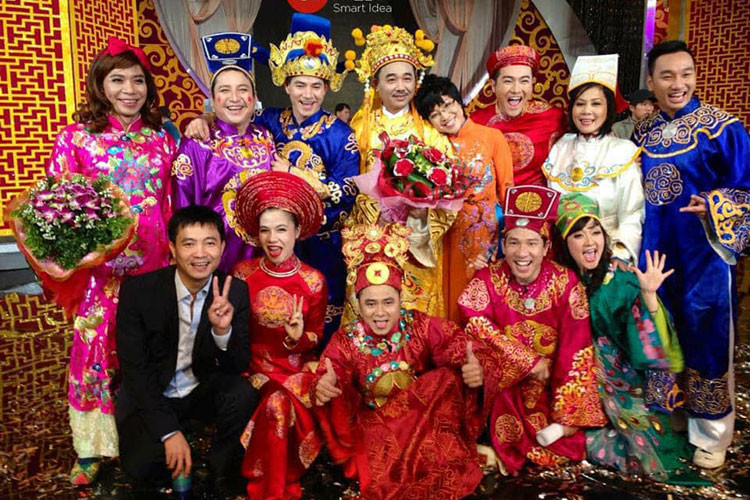 Thành Trung cho biết anh không thể tham gia đóng Táo quân 2019 dù chỉ 1 vai quần chúng vì bận công việc riêng cùng con đường riêng. Tuy nhiên, tâm trí của Thành Trung vẫn luôn hướng về chương trình. Ở phần bình luận, Xuân Bắc động viên Thành Trung: "Năm sau cố gắng đi em". Theo thông tin, Táo quân 2019 sẽ tiếp tục được ghi hình vào ngày 26 và 27/1. Ảnh: FBNV