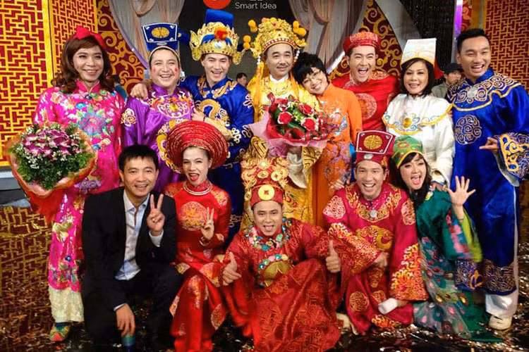 Thành Trung cho biết anh không thể tham gia đóng Táo quân 2019 dù chỉ 1 vai quần chúng vì bận công việc riêng cùng con đường riêng. Tuy nhiên, tâm trí của Thành Trung vẫn luôn hướng về chương trình. Ở phần bình luận, Xuân Bắc động viên Thành Trung: "Năm sau cố gắng đi em". Theo thông tin, Táo quân 2019 sẽ tiếp tục được ghi hình vào ngày 26 và 27/1. Ảnh: FBNV