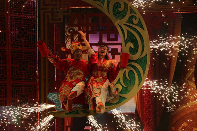 Điểm đáng chú ý khác trong buổi ghi hình đầu tiên của Táo quân 2019 là màn báo cáo đôi của Táo Kinh tế (Quang Thắng) và Táo Giáo dục (Vân Dung). Cả hai còn hóa thân thành những ảo thuật giả mang đến màn báo cáo hấp dẫn. Ảnh: Tiền Phong