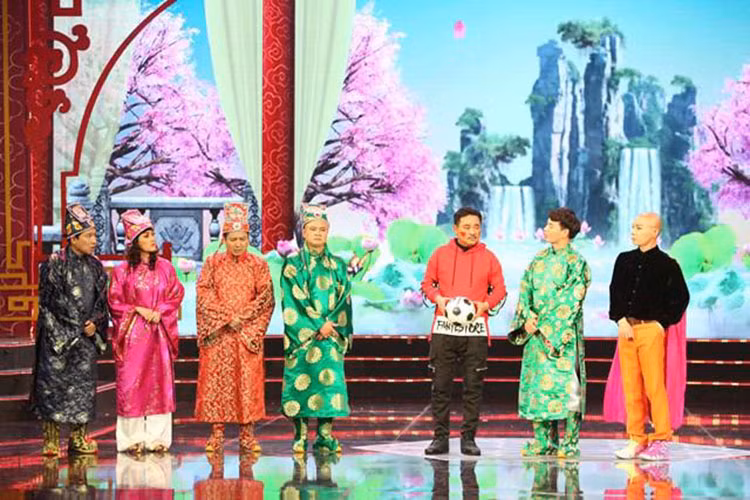 Bên trong Cung văn hóa hữu nghị Việt - Xô vào tối ngày 25/1, dàn nghệ sĩ tập trung hết sức lực và tinh thần để quay hình. Ở buổi ghi hình đầu tiên, Ngọc Hoàng (Quốc Khánh đóng) được mô tả là người mê bóng đá, sẵn sàng hủy buổi chầu để xuống hạ giới đi bão cùng với những dân chơi, trong đó có My và Quỳnh - hai nhân vật trong bộ phim "Quỳnh búp bê". Ảnh: Thời đại plus