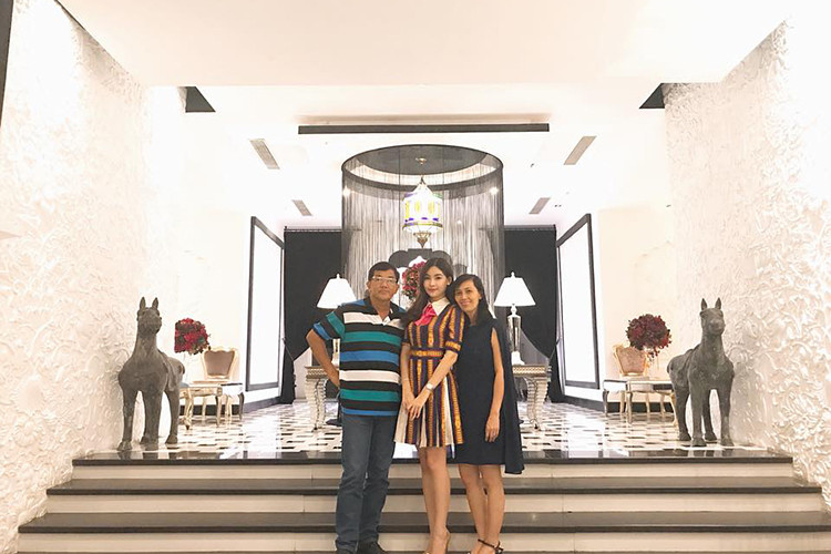 Hình ảnh Ngân Anh bên gia đình thường xuyên được người đẹp chia sẻ trên trang cá nhân. Ảnh: FBNV